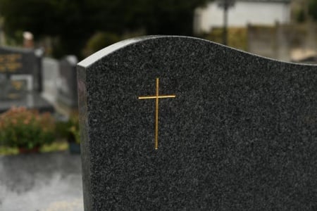 Personnaliser une gravure funéraire, guide complet pour un hommage durable