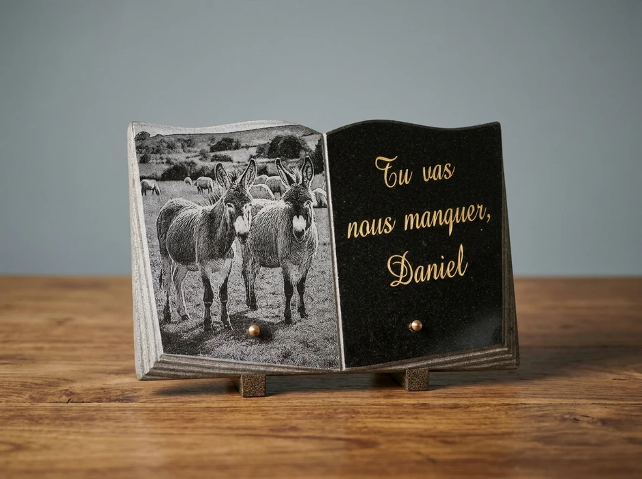 Plaque funéraire en granit noir poli, gravée au laser