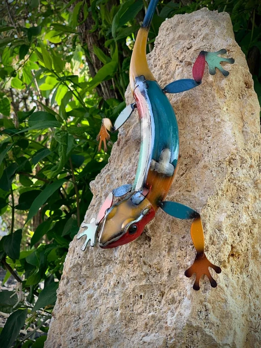 Vase décoratif en métal forgé et soudé à la main, posé sur une étagère en bois massif