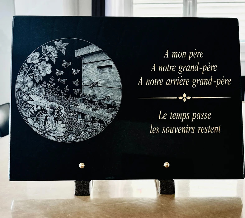 Plaque en marbre beige veiné, fixée sur un mur en crépi blanc, portant l'inscription gravée "VILLA ALMISCA" en lettres capitales serif