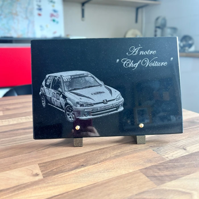 Granit noir poli avec gravure laser et dorure à l'or fin